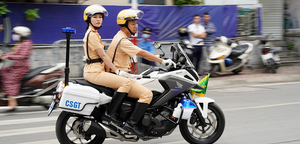 Những 'bóng hồng' CSGT dẫn đoàn phục vụ 2 Đại hội Đảng bộ ở Hà Nội