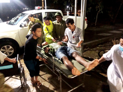 Tiếp cận được nơi 40 công nhân Rào Trăng 3 đang trú ẩn, đưa 5 người đi cấp cứu