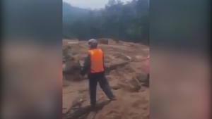 Xót xa đồng đội hú gọi 'có ai không' giữa hiện trường sạt lở trạm bảo vệ rừng