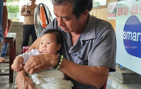 Người đàn ông ôm cháu nội mới sinh, đỏ mắt chờ tin con trai mất tích ở Rào Trăng