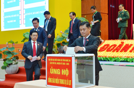 Đại hội Đảng bộ tỉnh Nghệ An quyên góp ủng hộ đồng bào miền Trung bị lũ lụt