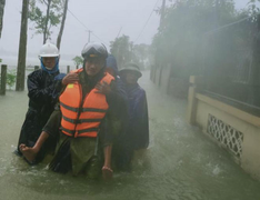 Ảnh: Công an Hà Tĩnh dầm mình trong mưa lũ cõng dân đến nơi an toàn