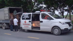 Video: Ông Đoàn Ngọc Hải nhận gần 5000 lon sữa tặng đồng bào lũ lụt miền Trung