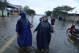 Ảnh: Quảng Bình mưa lớn chưa từng có, quốc lộ ngập sâu, dân bì bõm trong nước