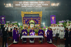 Nghệ sĩ Việt đưa tiễn NSND Lý Huỳnh về nơi an nghỉ