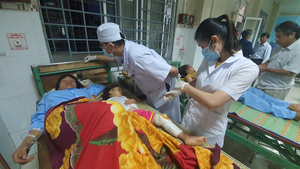 Dựng nhà tạm cho dân ở ngôi làng bị ‘xóa sổ’ sau sạt lở núi