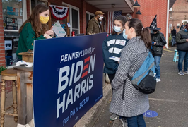 Ông Trump bứt lên ở 2 bang chiến trường nhưng vẫn yếu thế