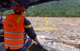 Dựng nhà tạm cho dân ở ngôi làng bị ‘xóa sổ’ sau sạt lở núi