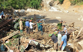 Dựng nhà tạm cho dân ở ngôi làng bị ‘xóa sổ’ sau sạt lở núi