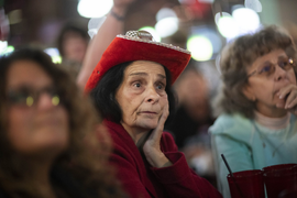 Ảnh: Dân Mỹ làm gì trong lúc chờ kết quả kiểm phiếu?