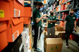 Bất chấp COVID-19, người Mỹ vẫn xếp hàng dài mua đồ Black Friday