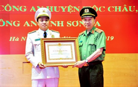 Người hùng cứu 100 đồng bào trong lũ dữ: 'Họ kêu cứu, tôi không chần chừ được'