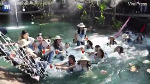 Video: Top 30 hoa hậu Thái Lan đang chụp ảnh thì... sập cầu 