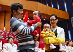 Người hùng cứu 100 đồng bào trong lũ dữ: 'Họ kêu cứu, tôi không chần chừ được'