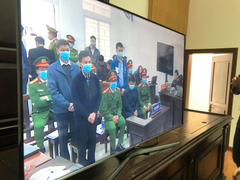 Bắt tay bị cáo Nguyễn Đức Chung, thẩm phán Trương Việt Toàn nói gì?