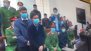 Bắt tay bị cáo Nguyễn Đức Chung, thẩm phán Trương Việt Toàn nói gì?