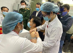 Ai được tiêm vaccine COVID-19 đầu tiên nhập khẩu về Việt Nam?