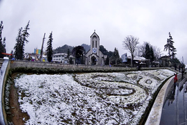 Đường đèo Ô Quy Hồ đóng băng, xe cộ không thể di chuyển