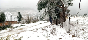 Đường đèo Ô Quy Hồ đóng băng, xe cộ không thể di chuyển