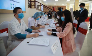 Ai được tiêm vaccine COVID-19 đầu tiên nhập khẩu về Việt Nam?