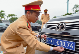 Gắn biển số cho hơn 100 xe phục vụ Đại hội Đảng XIII