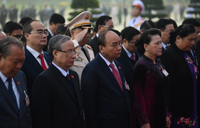 Đại biểu Đại hội Đảng XIII viếng Chủ tịch Hồ Chí Minh