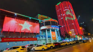 Video: Nhiều tòa nhà chiếu đèn led chào mừng Đại hội Đảng XIII