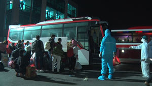 Ảnh: Trắng đêm đưa 500 công nhân ở Chí Linh vào nơi cách ly tập trung