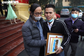 Video: Nỗi niềm trăn trở của người hùng sau khi cứu bé gái rơi từ tầng 13