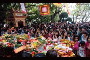 Trong biển người chen chúc lễ chùa, có mấy ai hướng về Phật?