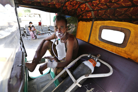 Ấn Độ yêu cầu Twitter, Facebook gỡ bài chỉ trích cách chống dịch