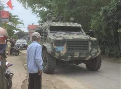 Ảnh: Giám đốc Công an Nghệ An dẫn giải nghi phạm bắn chết 2 người ra xe cảnh sát