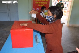 Đồng bào dân tộc thiểu số ở 4 huyện biên giới Nghệ An rộn ràng đi bầu cử sớm 