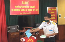 Đồng bào dân tộc thiểu số ở 4 huyện biên giới Nghệ An rộn ràng đi bầu cử sớm 