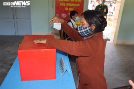 Đồng bào dân tộc thiểu số ở 4 huyện biên giới Nghệ An rộn ràng đi bầu cử sớm 