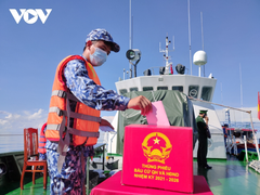 Đồng bào dân tộc thiểu số ở 4 huyện biên giới Nghệ An rộn ràng đi bầu cử sớm 