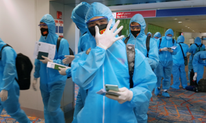 Video: Đội tuyển Việt Nam đến UAE, mặc áo bảo hộ kín mít