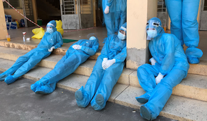 Thấy mẹ trên tivi con khóc đòi bế, bác sĩ tuyến đầu nức nở không dám hứa ngày về