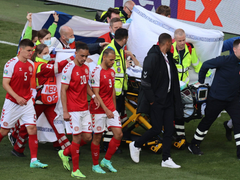 Eriksen chiến thắng tử thần và vẻ đẹp nhân văn của bóng đá 