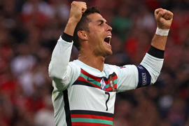 EURO 2020: Ronaldo xé lưới tuyển Đức, quên sự cố Coca-Cola