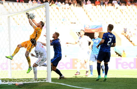 Video: Thủ môn Slovakia đấm bóng về lưới nhà, giúp Tây Ban Nha mở tỷ số