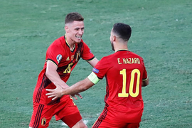 Video: Hazard ghi bàn siêu phẩm khiến Ronaldo ngao ngán