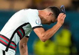 Ronaldo tức giận, đá bay tấm băng đội trưởng Bồ Đào Nha