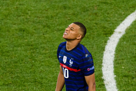 Pháp bị loại, HLV Deschamps bênh vực 'tội đồ' Mbappe