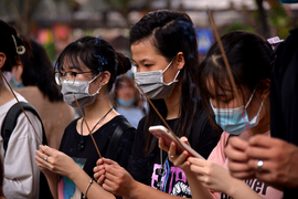 Sĩ tử đội nắng đến Văn Miếu vái vọng trước ngày thi tốt nghiệp THPT Quốc gia