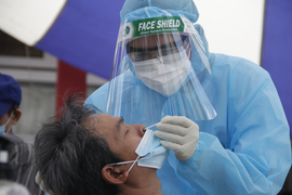 Ảnh: Shipper bất chấp nguy hiểm, tất bật mưu sinh giữa tâm dịch TP.HCM