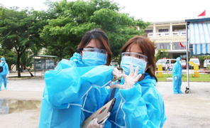 Xe cứu thương chở thí sinh F1, F2 ở Đà Nẵng đến điểm thi làm thủ tục 