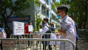 Video: Phân làn thí sinh đảm bảo khoảng cách khi làm thủ tục dự thi THPT 2021