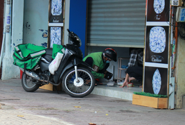 Ảnh: Shipper bất chấp nguy hiểm, tất bật mưu sinh giữa tâm dịch TP.HCM