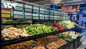 Ảnh: Shipper bất chấp nguy hiểm, tất bật mưu sinh giữa tâm dịch TP.HCM